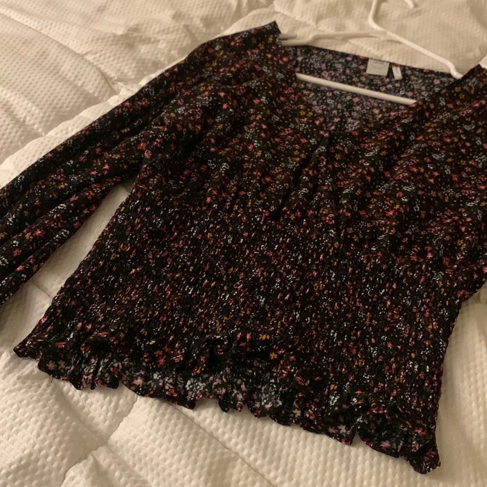 Long sleeve blouse with tighter fit on the mid section